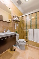 Luxury 1BR Condo Great Location Amenities