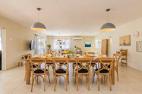 Remodeled Villa w 3BR Private Pool Esmeralda