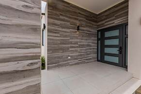 NEW 6BR Villa w Pool Across Street Palmbeach