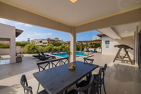 NEW 6BR Villa w Pool Across Street Palmbeach