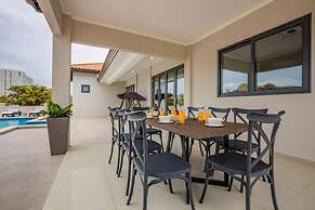 NEW 6BR Villa w Pool Across Street Palmbeach