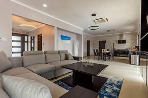 NEW 6BR Villa w Pool Across Street Palmbeach