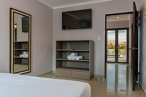 NEW 6BR Villa w Pool Across Street Palmbeach