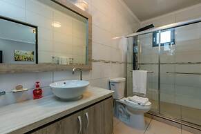 NEW 6BR Villa w Pool Across Street Palmbeach