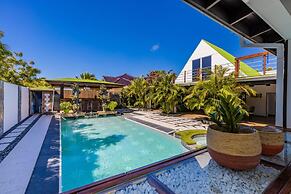 Private Retreat w 5 BR Spa Pool Jacuzzi