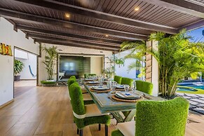 Private Retreat w 5 BR Spa Pool Jacuzzi