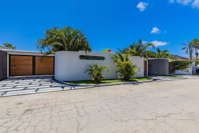 Private Retreat w 5 BR Spa Pool Jacuzzi