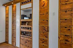 Private Retreat w 5 BR Spa Pool Jacuzzi