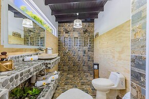 Private Retreat w 5 BR Spa Pool Jacuzzi