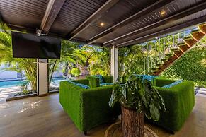 Private Retreat w 5 BR Spa Pool Jacuzzi