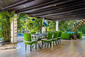 Private Retreat w 5 BR Spa Pool Jacuzzi