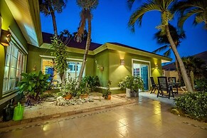 Spacious 5BR Home w Amazing Garden Privatepool