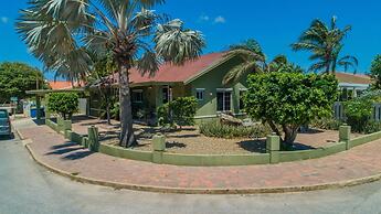 Spacious 5BR Home w Amazing Garden Privatepool