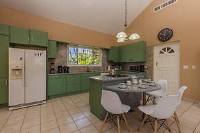 Spacious 5BR Home w Amazing Garden Privatepool