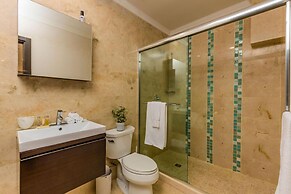 Top Floor Corner Condo w Amazing Views 2BR 3BA