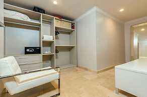 Top Floor Corner Condo w Amazing Views 2BR 3BA