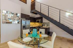 Top Floor Corner Condo w Amazing Views 2BR 3BA