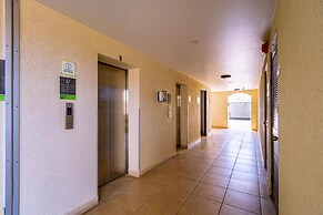 Top Floor Corner Condo w Amazing Views 2BR 3BA