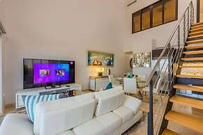 Top Floor Corner Condo w Amazing Views 2BR 3BA