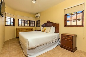 Large 5BR Villa With Private Pool Near Eagle Beach