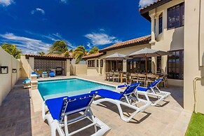 Large 5BR Villa With Private Pool Near Eagle Beach