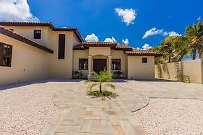 Large 5BR Villa With Private Pool Near Eagle Beach