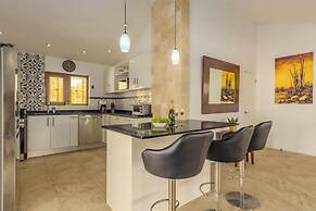 Breathtaking Views 2br3ba Private Pool Large Space