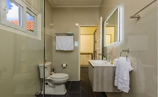 NEW 6br6 5BA Villa 200m to Beach w Privatepool