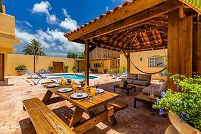 NEW 6br6 5BA Villa 200m to Beach w Privatepool