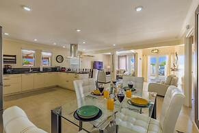 Amazing 3BR Villa w Large Private Pool Gameroom