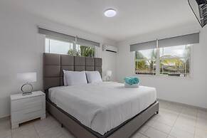 4BR 4BA Villa w Private Pool Eagle Palm Beach
