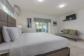 4BR 4BA Villa w Private Pool Eagle Palm Beach