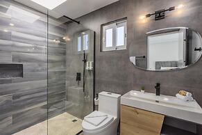 Luxurious Oasis Mins to Beach King Beds Pool