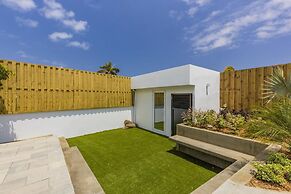 Luxurious Oasis Mins to Beach King Beds Pool