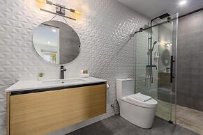 Luxurious Oasis Mins to Beach King Beds Pool