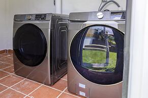 Luxurious Oasis Mins to Beach King Beds Pool