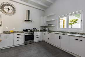 Luxurious Oasis Mins to Beach King Beds Pool