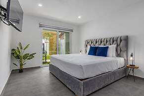 Luxurious Oasis Mins to Beach King Beds Pool