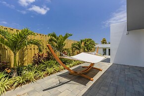 Luxurious Oasis Mins to Beach King Beds Pool