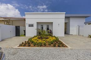 Luxurious Oasis Mins to Beach King Beds Pool