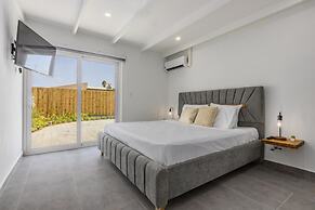 Luxurious Oasis Mins to Beach King Beds Pool