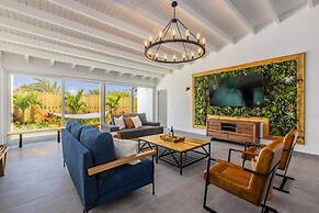 Luxurious Oasis Mins to Beach King Beds Pool