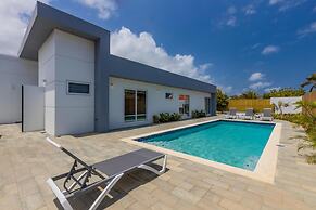 Luxurious Oasis Mins to Beach King Beds Pool