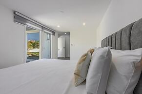 Luxurious Oasis Mins to Beach King Beds Pool