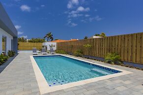Luxurious Oasis Mins to Beach King Beds Pool