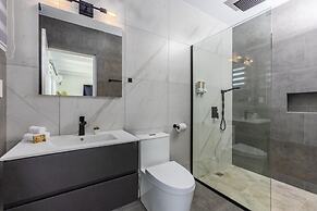 Luxurious Oasis Mins to Beach King Beds Pool