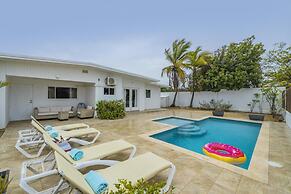 - Large Private Pool With Outdoor Dining - Centrally Located in the Is