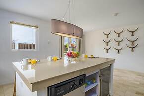 - Large Private Pool With Outdoor Dining - Centrally Located in the Is