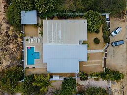 - Large Private Pool With Outdoor Dining - Centrally Located in the Is