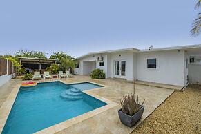 - Large Private Pool With Outdoor Dining - Centrally Located in the Is